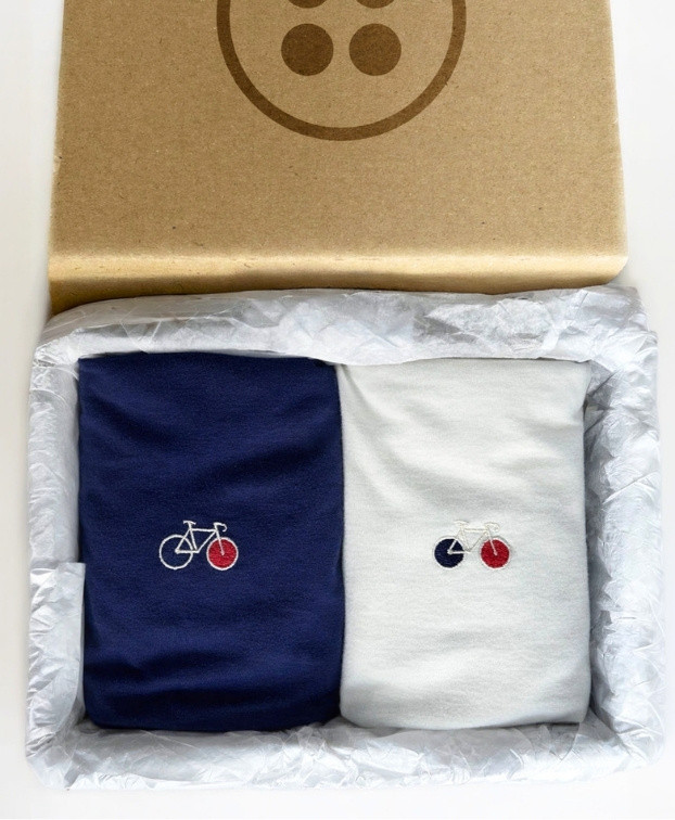 Coffret 2 Tee-shirts Barthélémien brodés vélo écru et indigo en coton bio  - La Gentle Factory